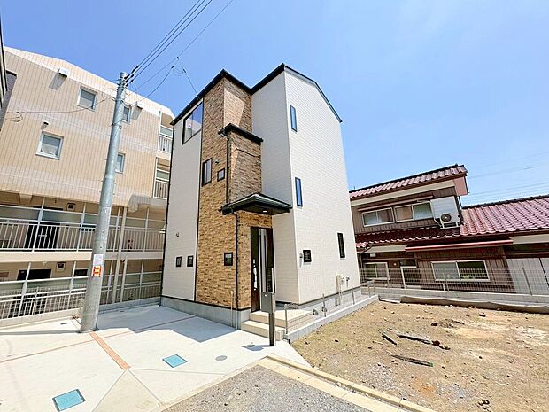 青空が美しいコントラストを生み出す印象的な外観。
