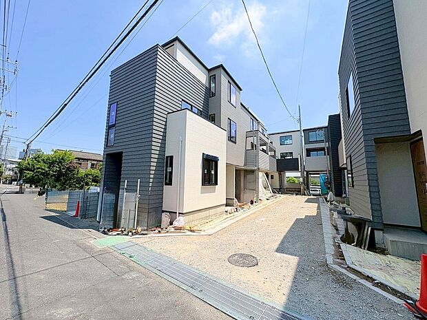 スーパーやドラッグストアなどが徒歩圏内で、毎日のお買い物にも便利です。(令和8年5月 撮影)