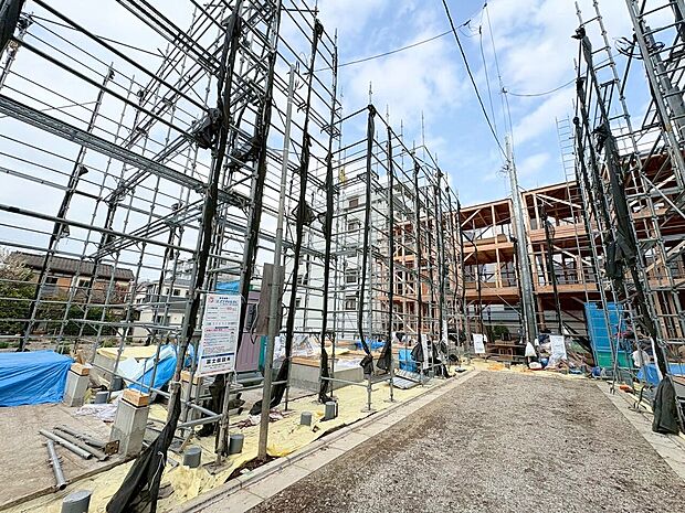 スーパーやドラッグストアなどが徒歩圏内で、毎日のお買い物にも便利です。(令和8年3月 撮影)