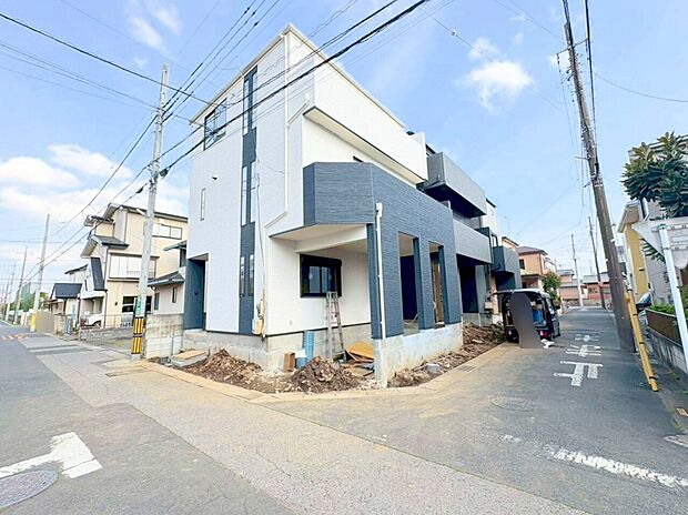 左側が当物件。LDK19帖。プライバシーに配慮した2階リビング設計です。(令和8年4月 撮影)