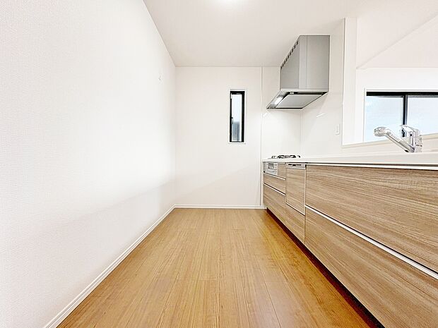 室内には豊かな陽光が注ぎ込み、爽やかな住空間を演出。