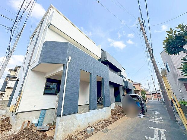 左から3番目が当物件。リビングイン階段を採用しました。(令和8年4月 撮影)