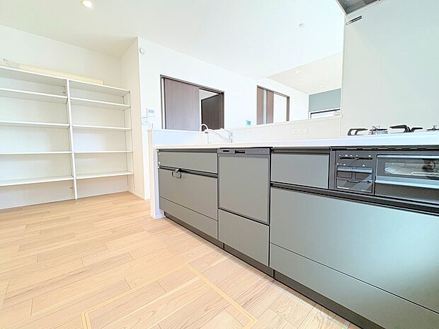 広々と見やすい収納棚は必要なものをすぐに取り出せてお料理もはかどりそう。