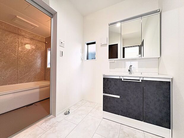 ゆとりある洗面スペースなら、朝の身支度と家事の時間が重なっても安心です。