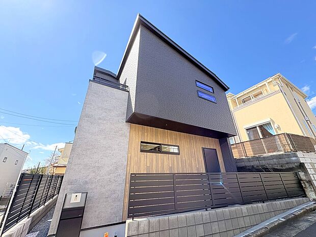 陽射しを取り込む南東角地のお住まいです。