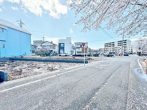 リビングには吹抜を設け、開放感溢れる空間に仕上げます。(令和8年4月 撮影)