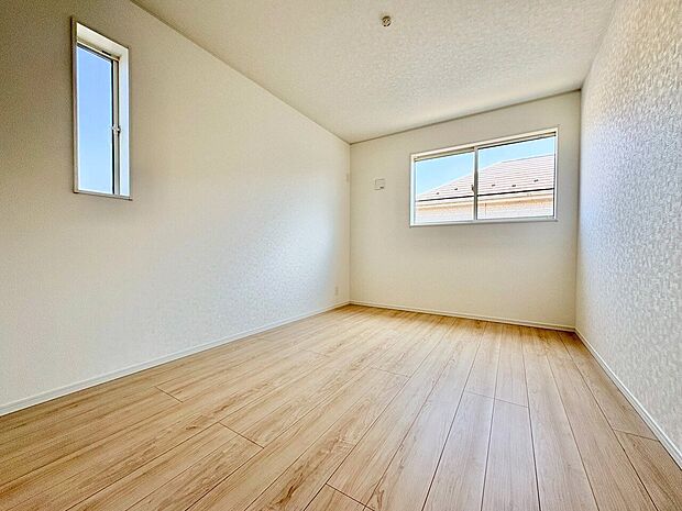 お部屋の窓を開ければ、開放感のある立地ならではの青空が。