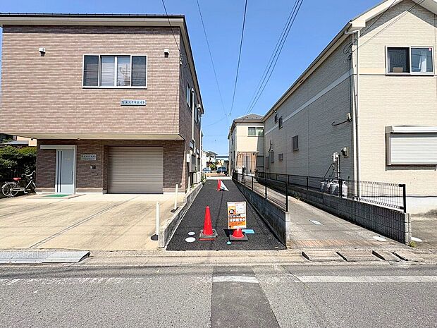 左奥が当物件。8m公道に面したカースペースです。
