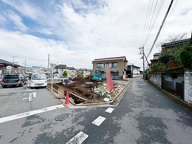 リビングの一角にタタミコーナーを設けた設計。(令和8年4月 撮影)