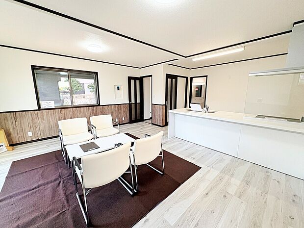 リビングには床暖房完備。キッチンからリビング全体を見渡せます。