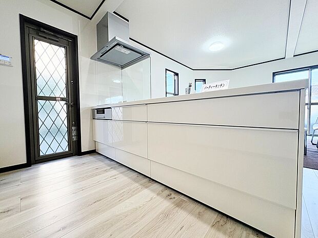 自然光が入る明るいキッチンは、作業スペースも広くとっています。