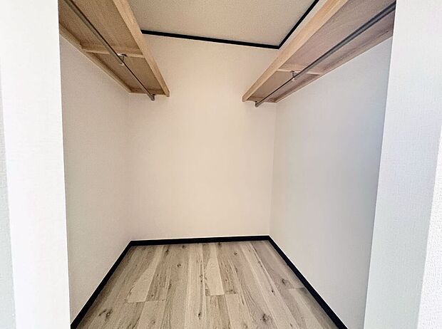 衣類の整理がしやすい収納力豊富なクローゼット。