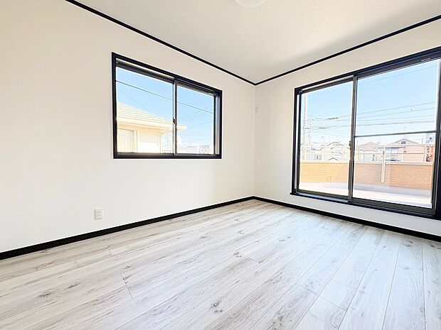 二面採光により陽光が差し込む温かみのあるお部屋。