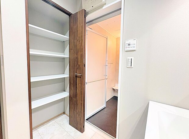 脱衣所内に二つの扉を設け、回遊動線を作ったお住まいです。