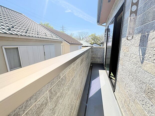 日差しを遮るもののないバルコニー。