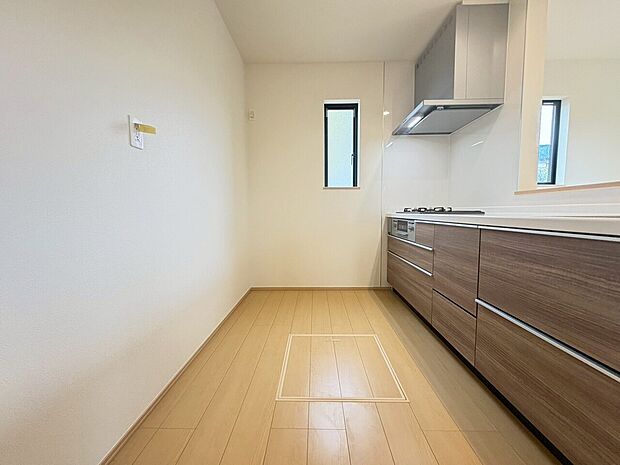 小窓から明るい光が差し込むキッチン。