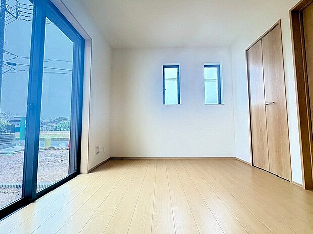 リビングと続き間の洋室です。