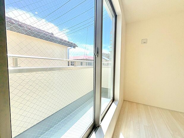 バルコニーからの明るい陽光がお部屋に差し込みます。