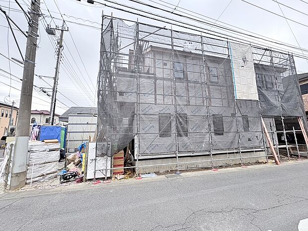 前面道路8mに面した角地につき陽当り良好です。(令和8年4月 撮影)