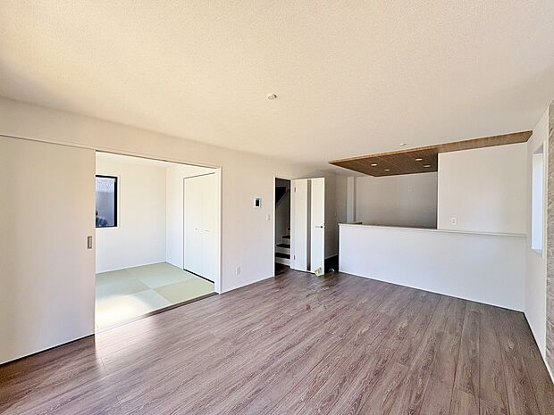 LDKと続き間の居室は扉を開放することで広さを感じられます。