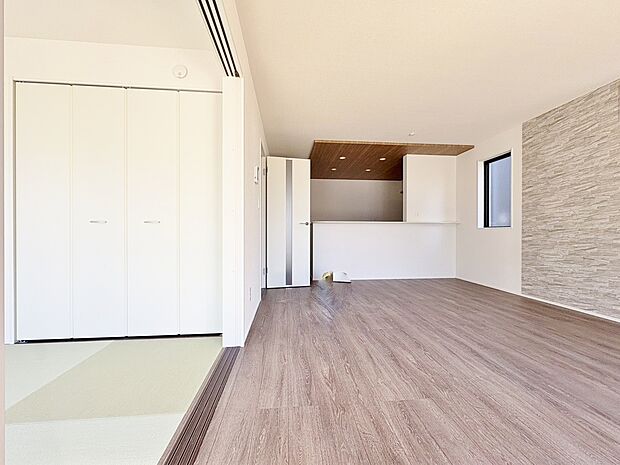 リビング横に和室がある間取りで落ち着いた中でゆったりと寛げます。