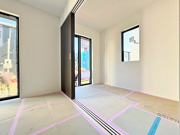 シンプルな和の美しさにモダンなエッセンスを加えた和洋室です。(令和8年4月 撮影)