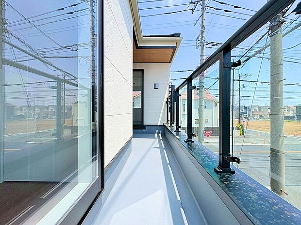 バルコニーからの明るい陽光がお部屋に差し込みます。
