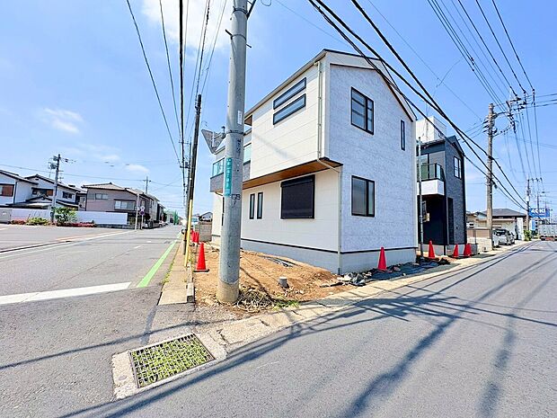 右が当物件。周辺環境とのコラボレーションにより統一感を演出。(令和8年5月 撮影)