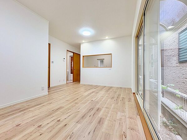 時間の移ろいによって様々な表情を見せるシルエットを楽しめます。