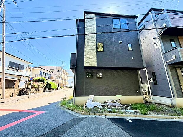 【3号棟】通風・採光に恵まれた角地は爽やかな開放感を演出します。(令和8年10月撮影)