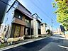 外観：前面道路が広く駐車も楽々です。ビルトインガレージを採用。(令和8年10月撮影)