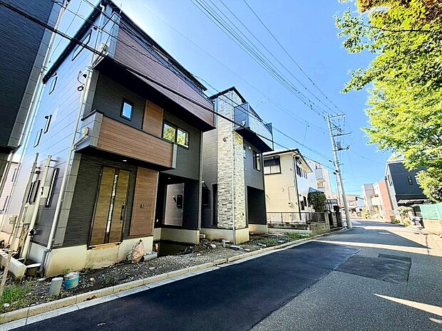 前面道路が広く駐車も楽々です。ビルトインガレージを採用。(令和8年10月撮影)
