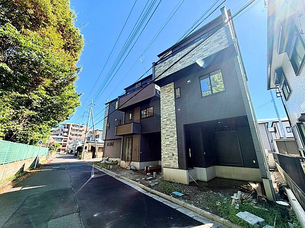 前面道路が広々で駐車も楽々。ビルトインガレージを採用。(令和8年10月撮影)