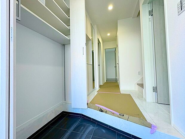 「行ってきます」と「ただいま」は、この玄関から始まります。