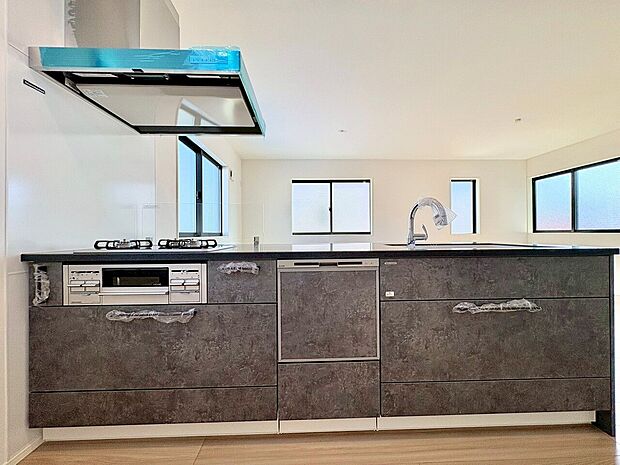 食洗機付きのシステムキッチンは使いやすくお手入れもラクラク。