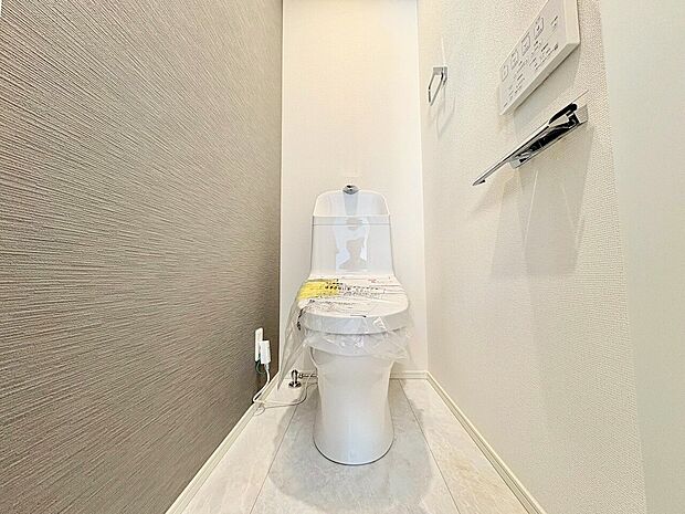 アクセントクロスが印象的なトイレです。