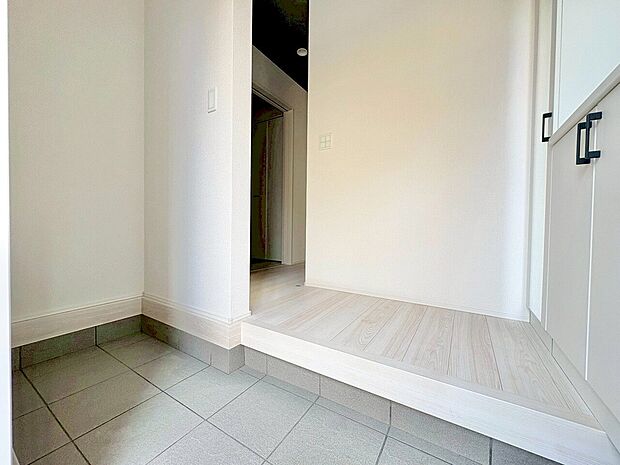 室内に持ち込みたくないものをすっきりしまえます。