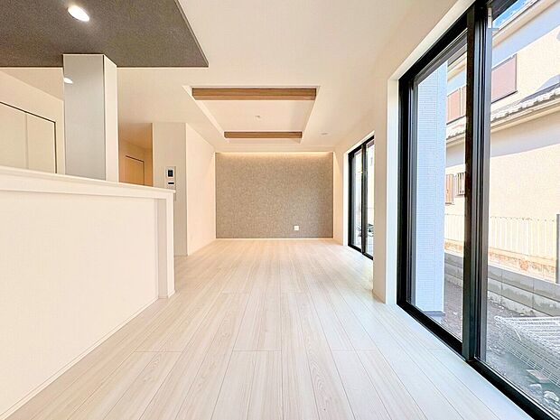 室内には豊かな陽光が注ぎ込み、爽やかな住空間を演出。