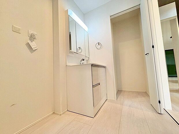 玄関のそばに洗面室を設けました。帰宅後すぐに手洗いできます。