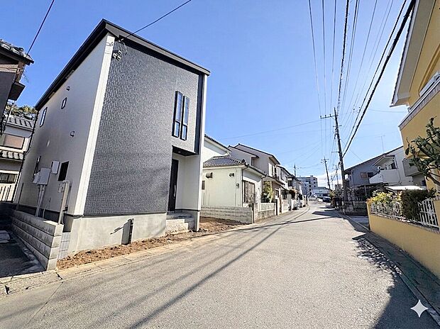 青空が美しいコントラストを生み出す印象的な外観。