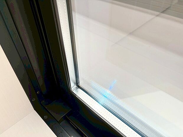 サッシから入り込む優しい光が帰ってくる家族を温かく迎えます。