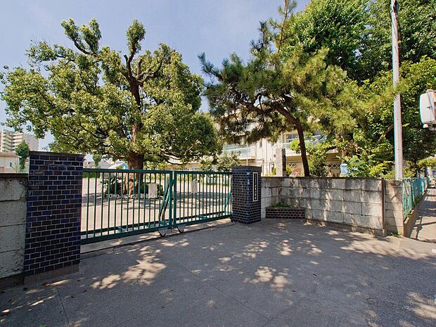 七里小学校まで約1200m