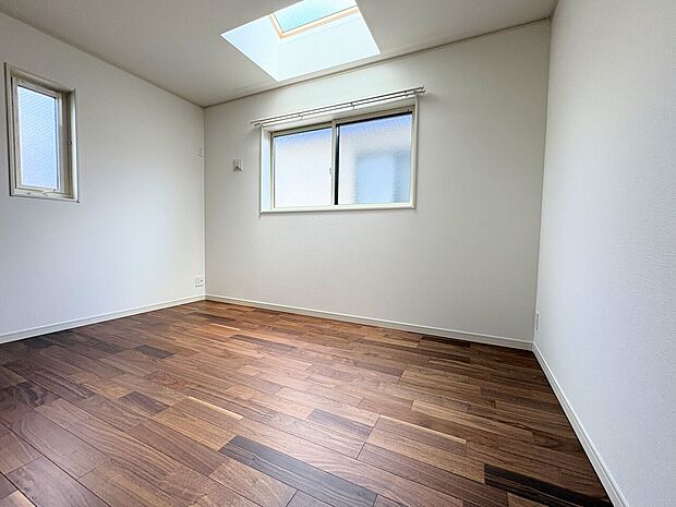 2階は全居室6帖以上の間取りです。すべてのお部屋に収納スペースを確保しました。