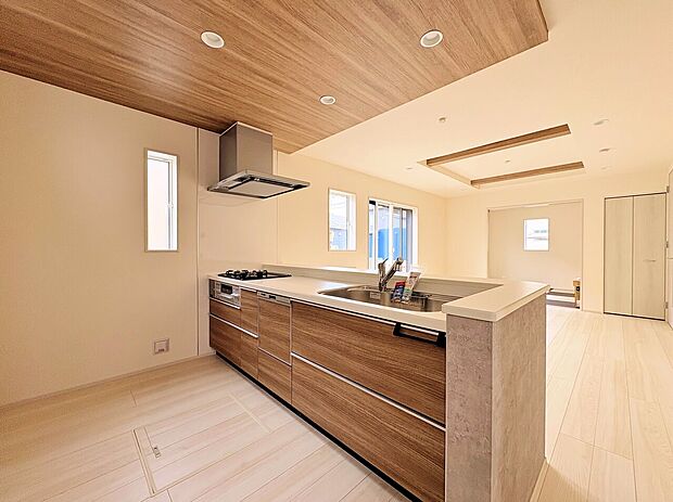 ダイニングとつながるキッチンからは部屋中が見渡せます。