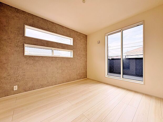 バルコニーからの明るい陽光がお部屋に差し込みます。