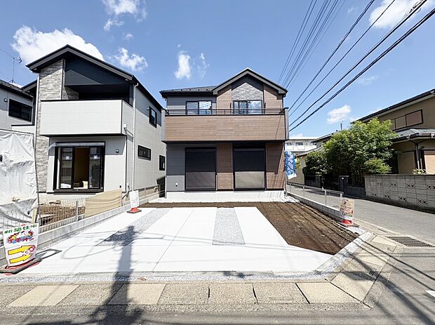 南東向きにつき陽当り良好なお住まいです。並列で2台駐車可能なカースペースです。