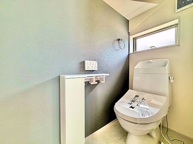 クロスと床の組み合わせがお洒落なトイレスペース。