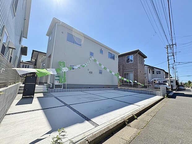 駐車スペース3台分です。ゆったりとした駐車場は車庫入れもスムーズです。