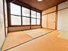寝室：心地よい春の風が室内に静かに流れてきます。
