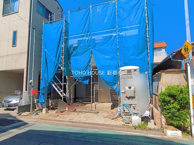 明るくコントラストのある、開放感と清潔感を兼ね備えた玄関。